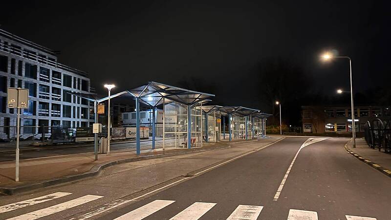 Bushalte Naaldwijk bij nacht