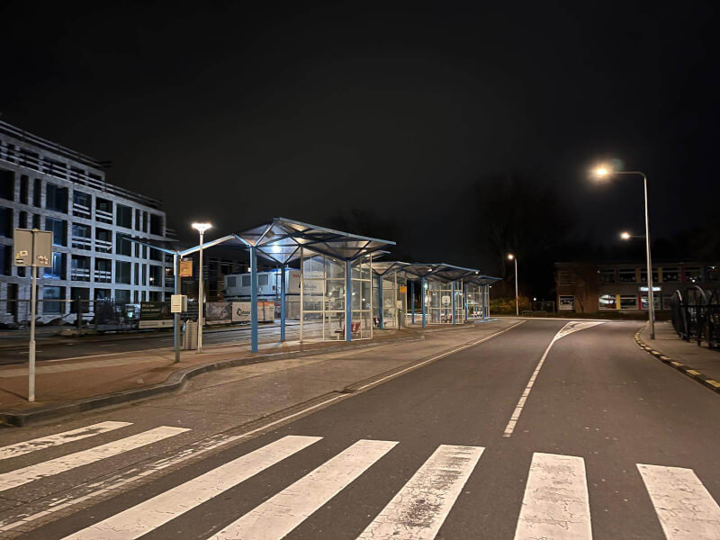 Bushalte Naaldwijk bij nacht