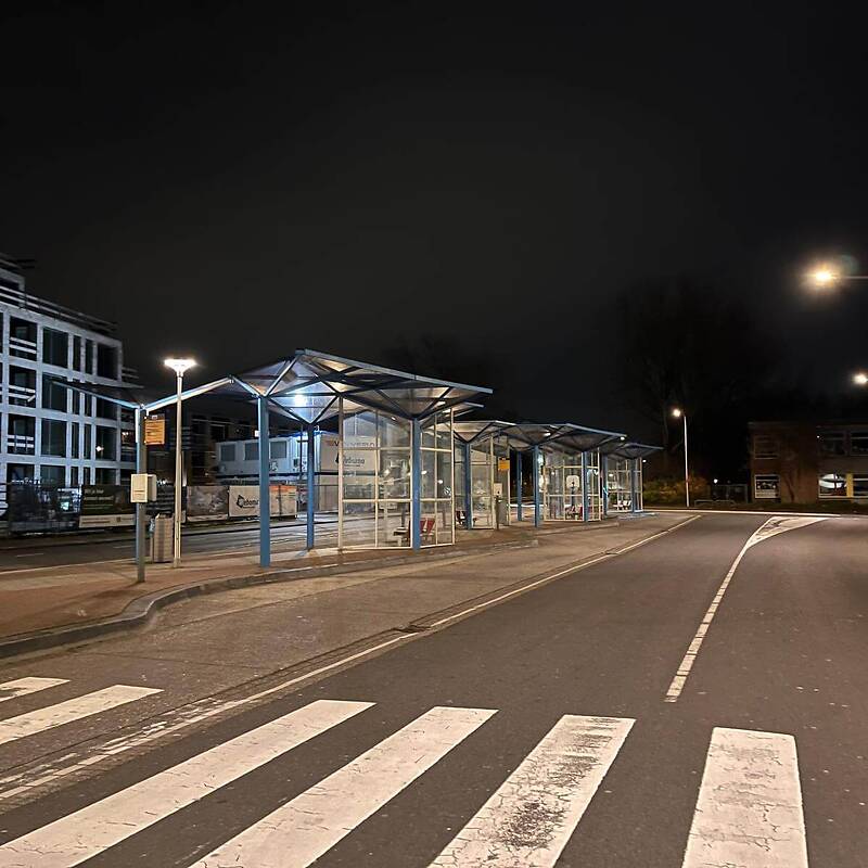 Bushalte Naaldwijk bij nacht